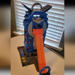 Hot Wheels Mega Garage And Tracks 1/64 Size